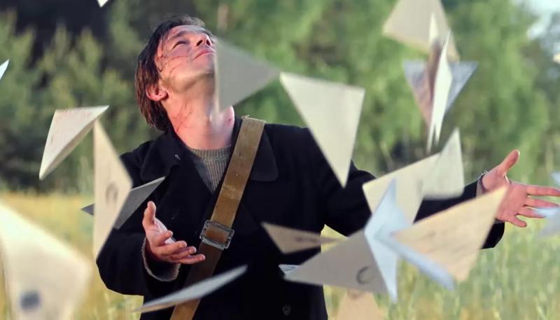 Александр Петров скрывает правду в трейлере драмы "Почтарь"