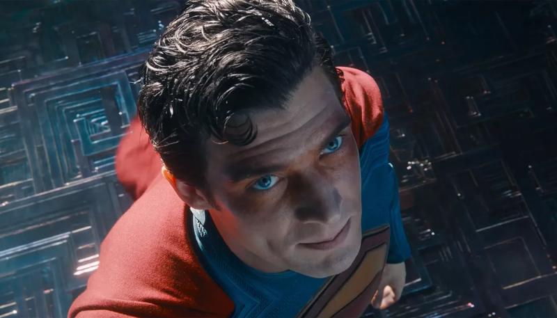 Супермен выбивает зубы в новом трейлере фильма "Супермен"