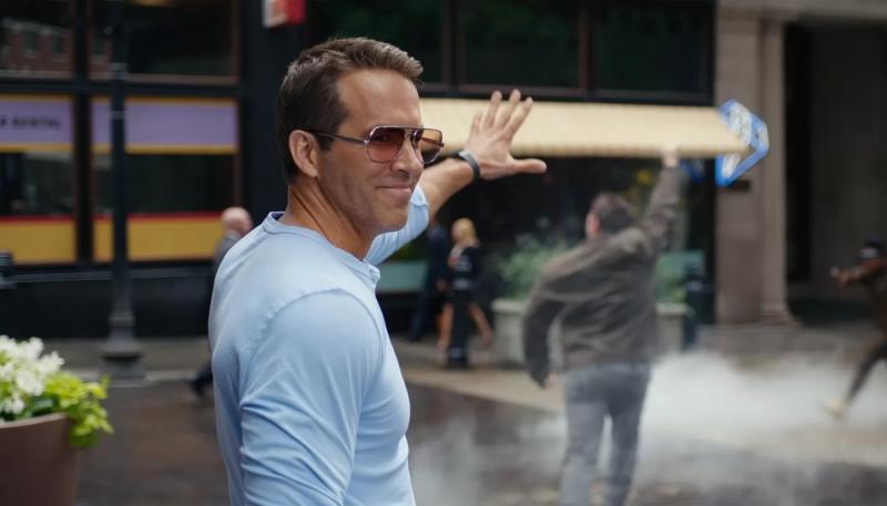 Warner Bros. отложила фильм с Райаном Рейнольдсом и Джейсоном Момоа