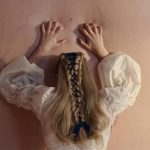 Кожу Марго Робби превратили в обои для стен в «Грозовом перевале»